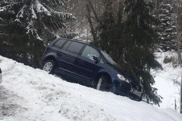 Mașina în care se afla femeia care a decedat, pasageră în stânga-spate