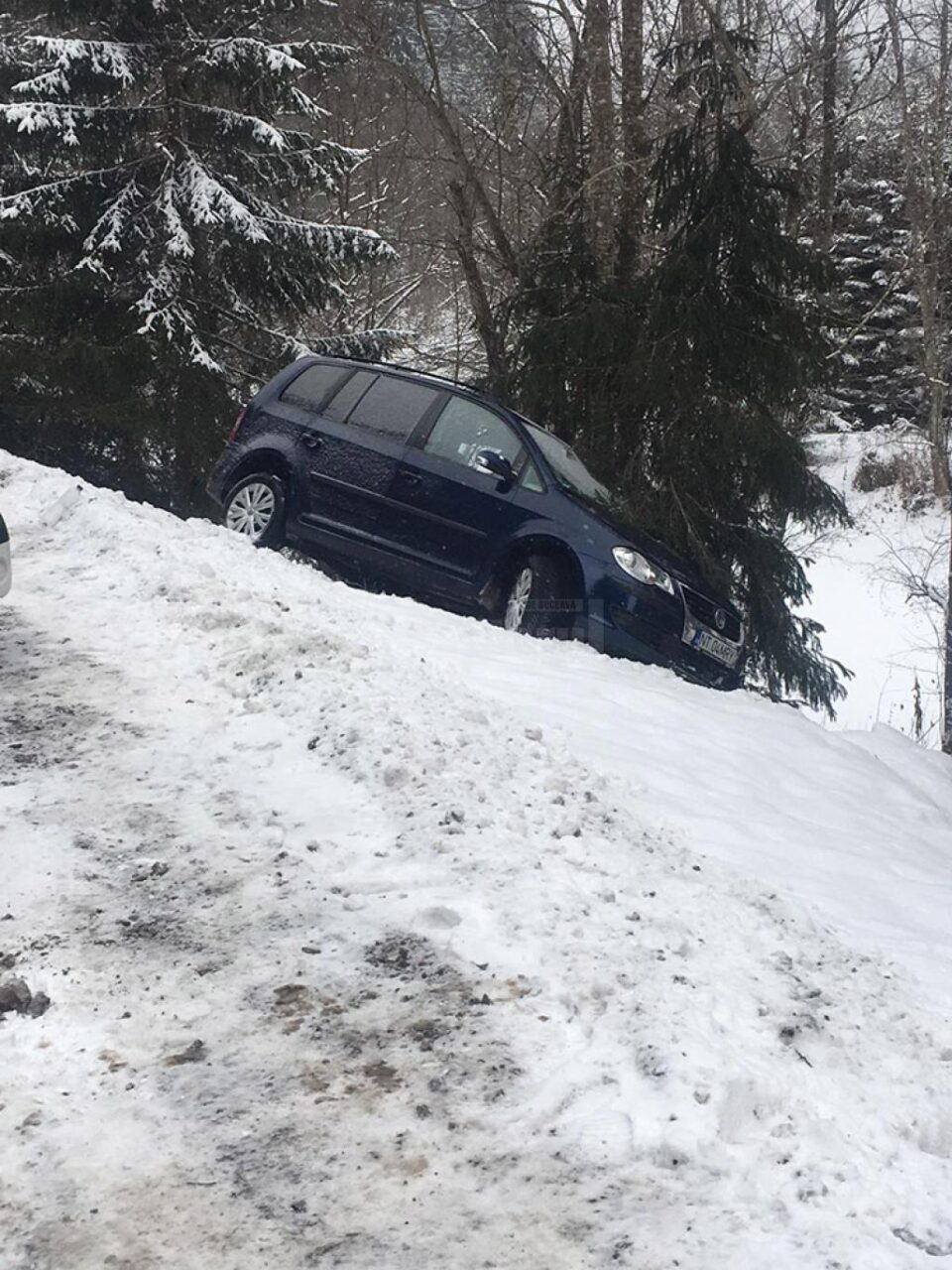 Mașina în care se afla femeia care a decedat, pasageră în stânga-spate