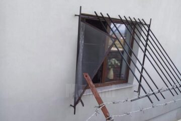 Casa fortăreață spartă de cei trei, faptă pentru care au fost și arestați