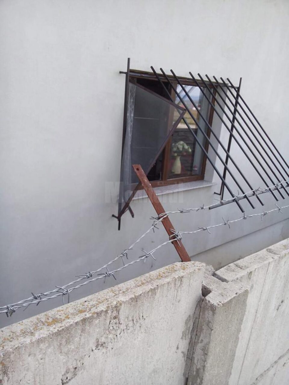 Casa fortăreață spartă de cei trei, faptă pentru care au fost și arestați