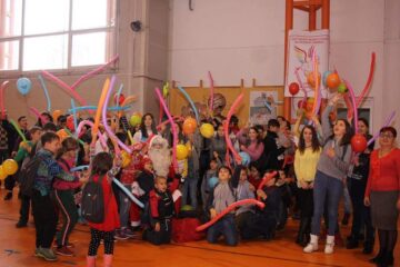 Moș Crăciun a venit mai devreme pentru unii copii din centrele de plasament din Suceava