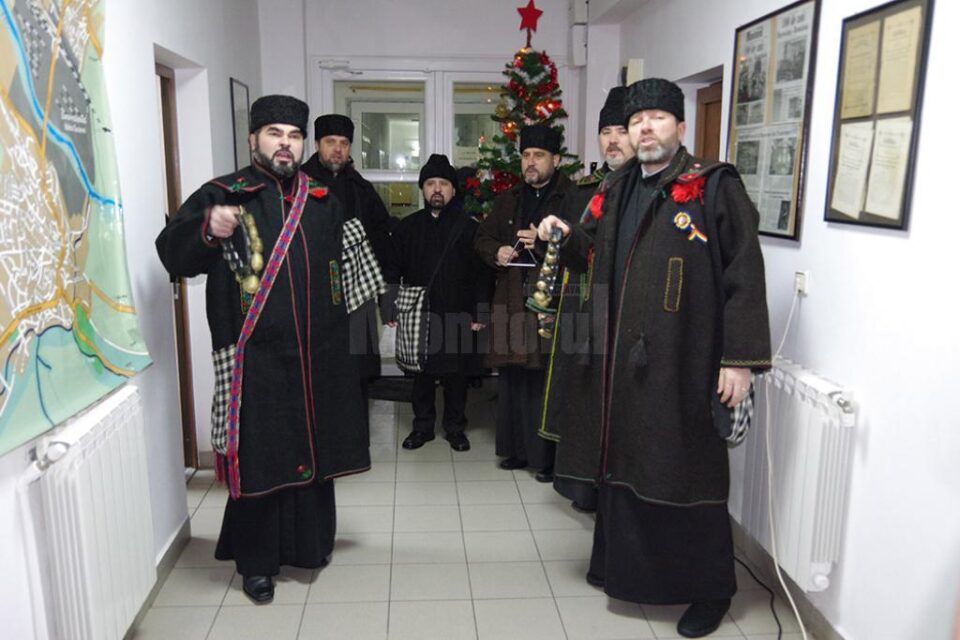 Grupul ”Străjerii Obcinilor” a colindat redacția "Monitorul de Suceava"