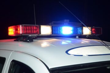 Bărbat beat și fără permis, prins de polițiști după ce a ajuns cu mașina în șanț