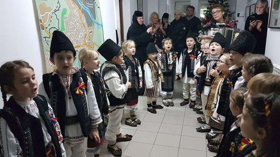 „Istețeii” de la Moldovița – copilașii de grădiniță și grupă pregătitoare de la Liceul Tehnologic „Vasile Cocean”, cu colinda la Monitorul „Istețeii” de la Moldovița – copilașii de grădiniță și grupă pregătitoare de la Liceul Tehnologic „Vasile Cocean”, cu colinda la Monitorul