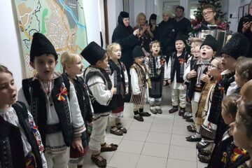 „Istețeii” de la Moldovița – copilașii de grădiniță și grupă pregătitoare de la Liceul Tehnologic „Vasile Cocean”, cu colinda la Monitorul