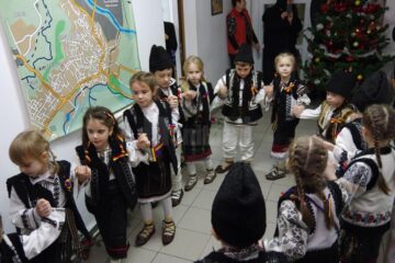 „Istețeii” de la Moldovița au încântat redacția "Monitorul" cu un spectacol de tradiții de iarnă