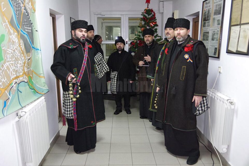 Grupul ”Străjerii Obcinilor” a colindat redacția "Monitorul de Suceava"