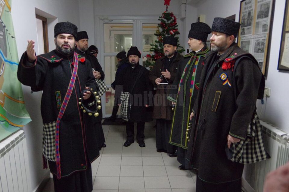 Grupul ”Străjerii Obcinilor” a colindat redacția "Monitorul de Suceava"