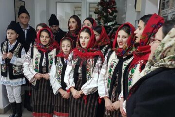 Grupul vocal al Casei de Cultură din Dolhasca a colindat redacția Monitorului de Suceava