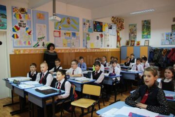 Un copil în vârstă de 11 ani, din Gura Humorului, care nu poate merge singur, are nevoie urgent de bani pentru a se trata la o clinică din Germania