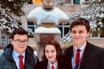 Echipa care a reprezentat clubul de dezbateri al Colegiului Național „Petru Rareș” a luat locul I