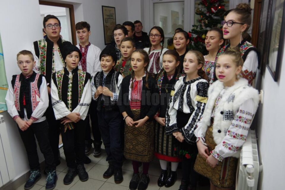 Elevii Școlii Gimnaziale Mitocu Dragomirnei ne-au adus vestea Nașterii Domnului