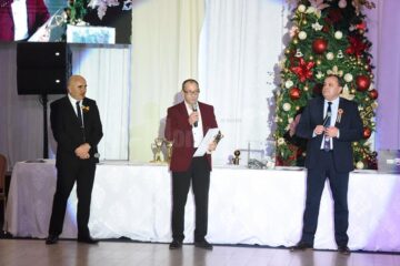 O familie de suceveni a adoptat trei fetițe abandonate