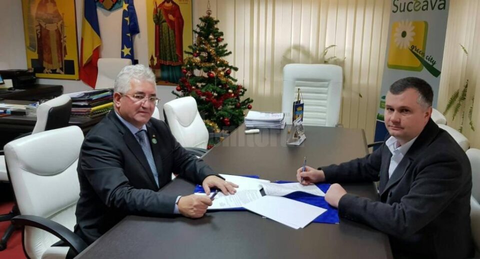Contractul pentru construirea unui nou pod peste râul Suceava a fost semnat de primarul Ion Lungu cu liderul firmei care a câștigat licitația