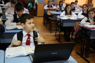 Un copil în vârstă de 11 ani, din Gura Humorului, care nu poate merge singur, are nevoie urgent de bani pentru a se trata la o clinică din Germania