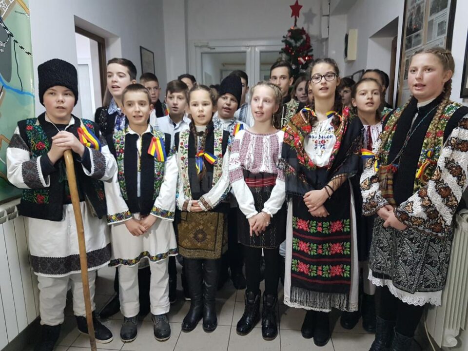 Elevi de la Școala Gimnazială ,,Constantin Morariu” Pătrăuți, cu colinda la Monitorul