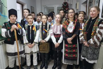 Elevi de la Școala Gimnazială ,,Constantin Morariu” Pătrăuți, cu colinda la Monitorul
