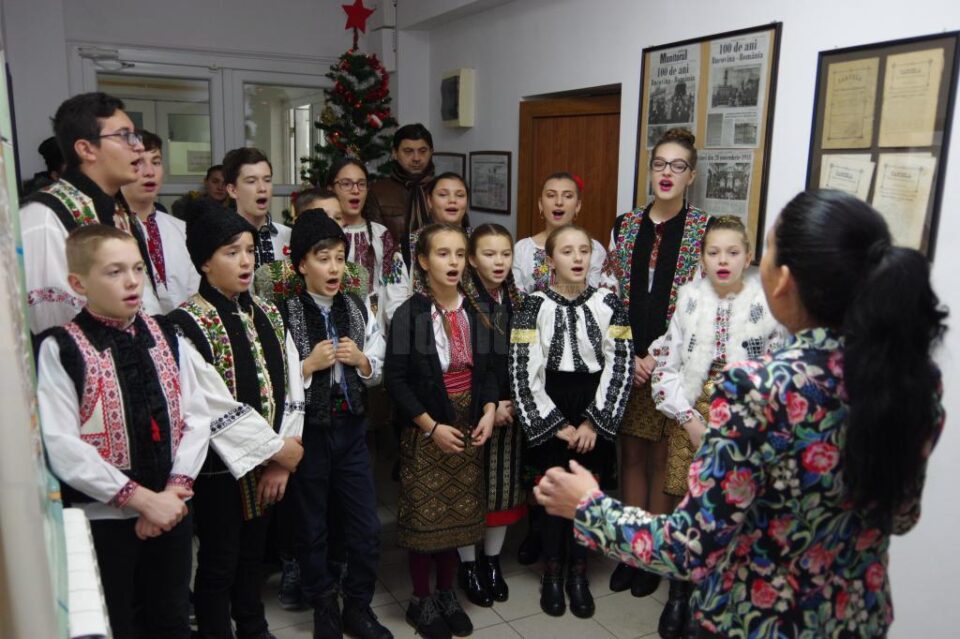 Elevii Școlii Gimnaziale Mitocu Dragomirnei ne-au adus vestea Nașterii Domnului