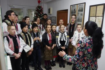 Elevii Școlii Gimnaziale Mitocu Dragomirnei ne-au adus vestea Nașterii Domnului