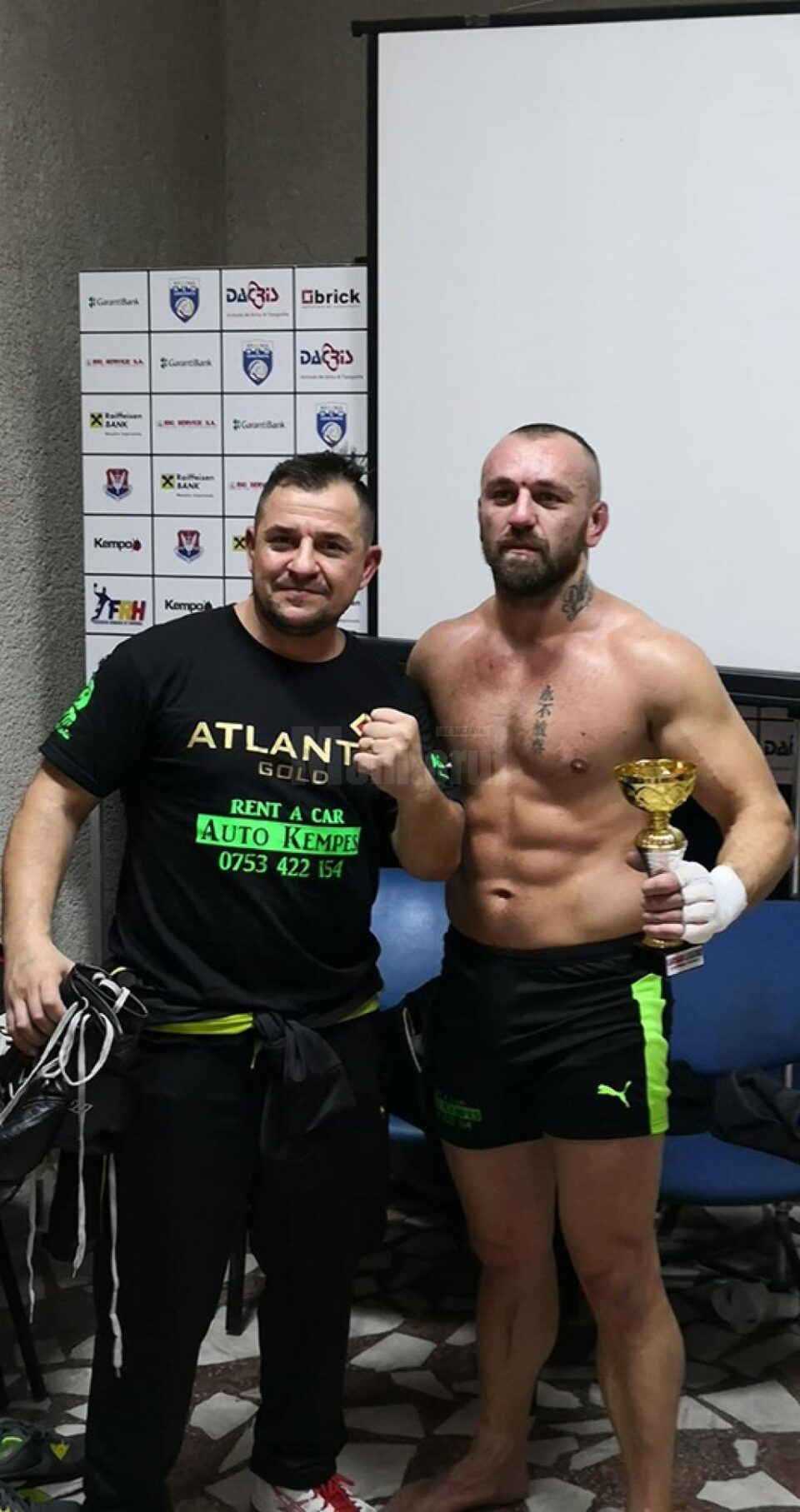 Rayko Levițchi alături de antrenorul său, Daniel Ungureanu, după meciul din gala de la Constanța Rayko Levițchi alături de antrenorul său, Daniel Ungureanu, după meciul din gala de la Constanța