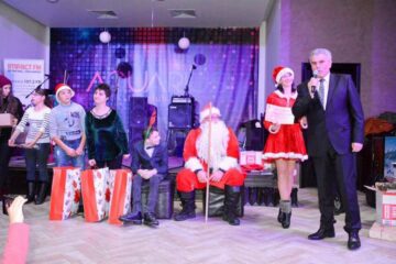 Primarul municipiului Câmpulung Moldovenesc, Mihăiță Negură, a adus daruri pentru trei dintre copiii beneficiari ai Asociației „Freamăt de Speranță”