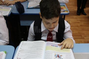 Un copil în vârstă de 11 ani, din Gura Humorului, care nu poate merge singur, are nevoie urgent de bani pentru a se trata la o clinică din Germania