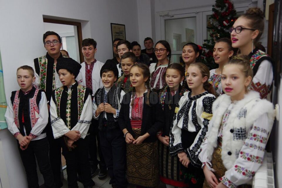 Elevii Școlii Gimnaziale Mitocu Dragomirnei ne-au adus vestea Nașterii Domnului
