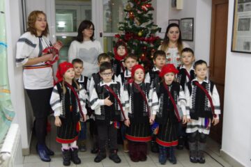 Clasa pregătitoare „Curioșii” de la Școala Primară ”Sf. Ioan cel Nou de la Suceava” a colindat redacția Monitorului de Suceava