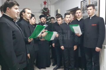 Corul Seminarului Teologic „Mitropolitul Dosoftei”, cu colinda la Monitorul de Suceava