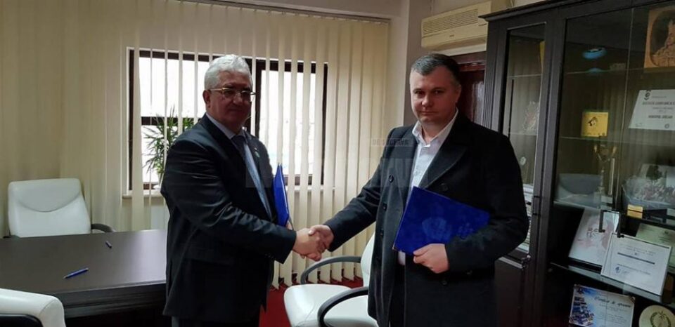 Contractul pentru construirea unui nou pod peste râul Suceava a fost semnat de primarul Ion Lungu cu liderul firmei care a câștigat licitația Contractul pentru construirea unui nou pod peste râul Suceava a fost semnat de primarul Ion Lungu cu liderul firmei care a câștigat licitația