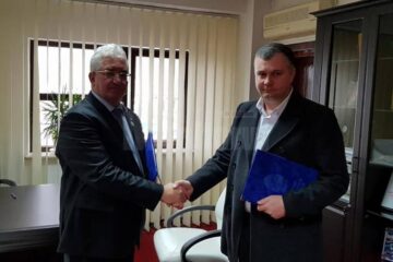 Contractul pentru construirea unui nou pod peste râul Suceava a fost semnat de primarul Ion Lungu cu liderul firmei care a câștigat licitația