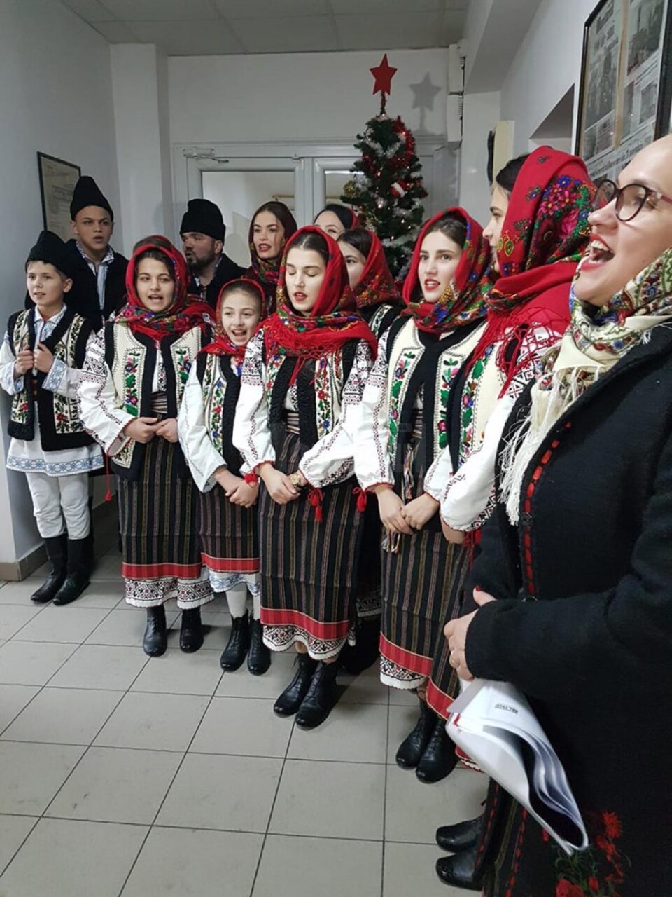 Grupul vocal al Casei de Cultură din Dolhasca a colindat ieri redacția Monitorului de Suceava