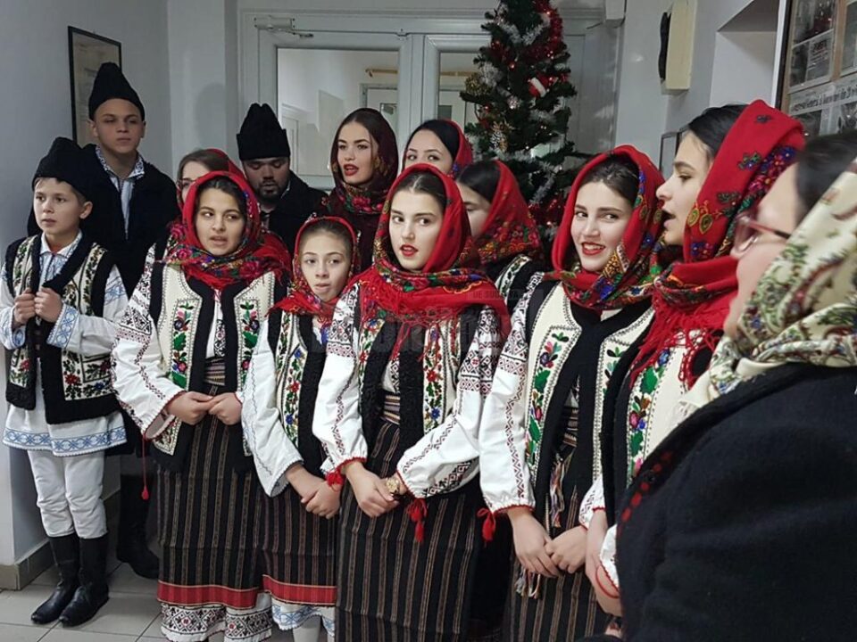 Grupul vocal al Casei de Cultură „Alexandru Arșinel” din Dolhasca a colindat ieri redacția Monitorului de Suceava Grupul vocal al Casei de Cultură „Alexandru Arșinel” din Dolhasca a colindat ieri redacția Monitorului de Suceava