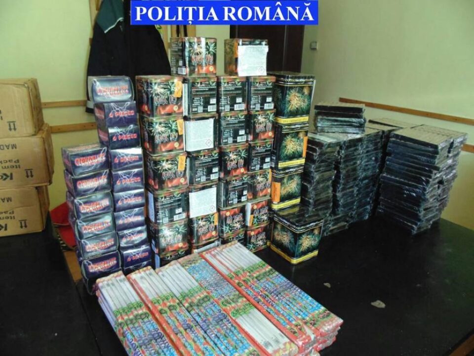 Articole pirotehnice confiscate de polițiști din Bazarul Sucevei Articole pirotehnice confiscate de polițiști din Bazarul Sucevei