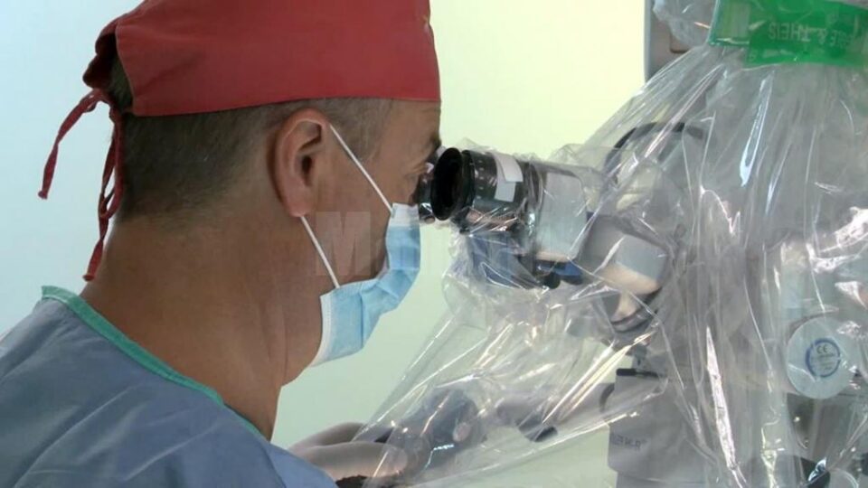Dr. Anatolii Buzdugan, în sala de operație, în timpul unei intervenții chirurgicale sub microscop