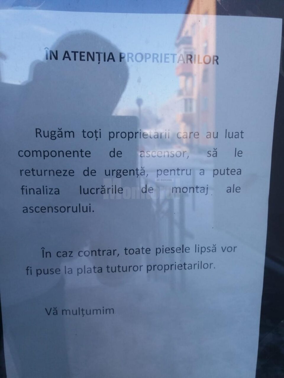 Anunțuri la intrările în scările de bloc