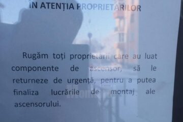 Anunțuri la intrările în scările de bloc