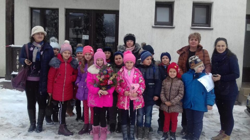 Colinde și cadouri pentru copiii de la Centrul de Zi ”Sf. Vineri” Suceava, din partea elevilor de la Zaharești și Stroiești