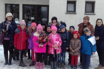 Colinde și cadouri pentru copiii de la Centrul de Zi ”Sf. Vineri” Suceava, din partea elevilor de la Zaharești și Stroiești