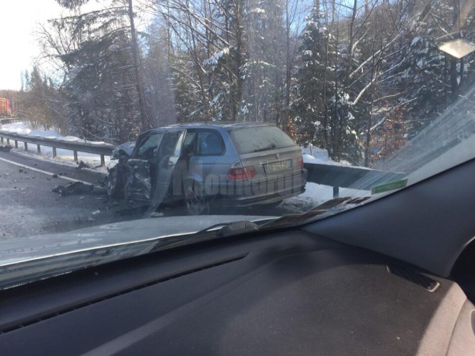 BMW-ul lovit violent de mașina intrată pe contrasens