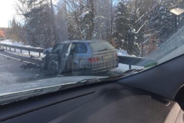 BMW-ul lovit violent de mașina intrată pe contrasens