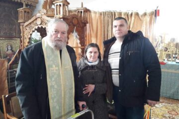 Poștași din cadrul Oficiului Zonal Suceava, împreuna cu părintele Loghinoaia