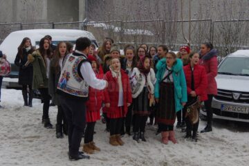 Obiceiurile de Crăciun și Anul Nou, aduse în casa cotidianului Monitorul de Suceava de elevii din Bănești și Stamate