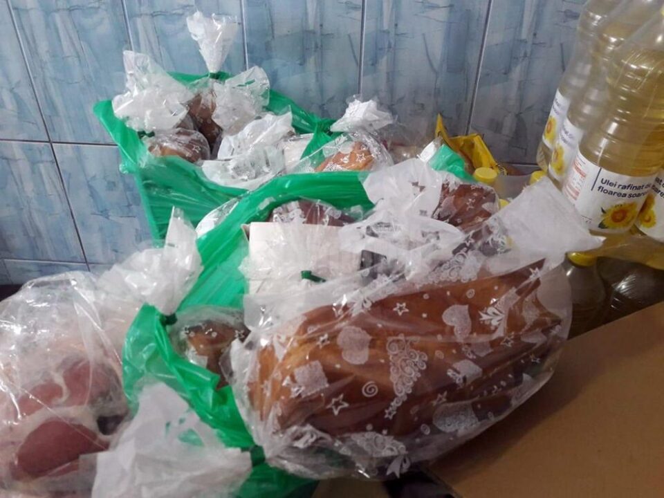 Poștașii din cadrul Oficiului Zonal Suceava au dus ieri daruri bătrânilor de la Așezământul „Acoperământul Maicii Domnului” Bogdănești