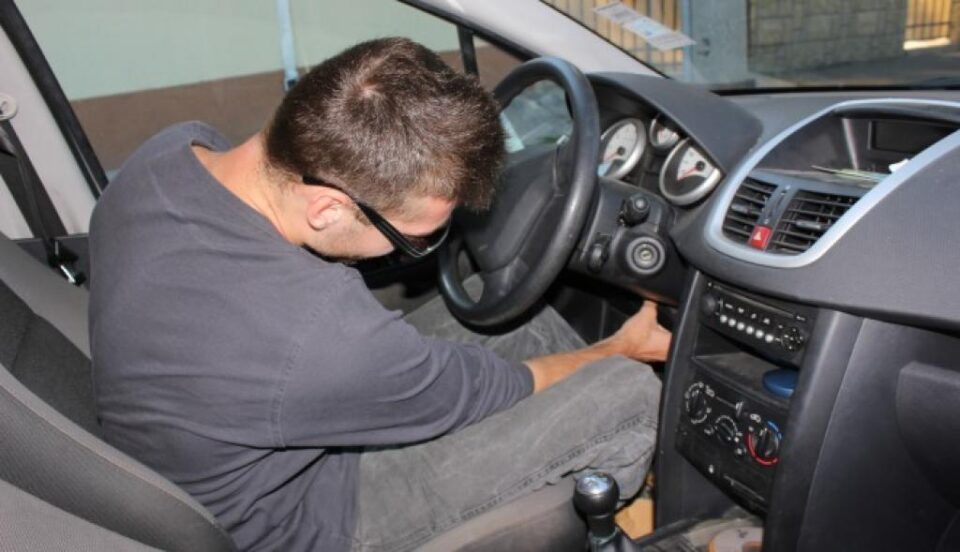 Bărbat prins în flagrant în timp ce fura bunuri dintr-o mașină