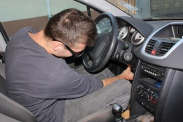 Bărbat prins în flagrant în timp ce fura bunuri dintr-o mașină