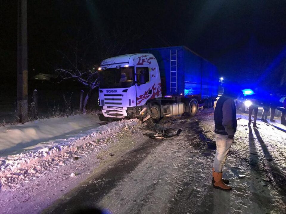 Autoturismul lovit din spate a fost proiectat într-un tir care circula din sens invers