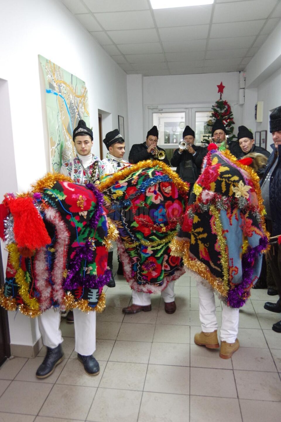 Un grup de datini și obiceiuri din Fântânele a colindat redacția Monitorului de Suceava