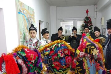 Un grup de datini și obiceiuri din Fântânele a colindat redacția Monitorului de Suceava