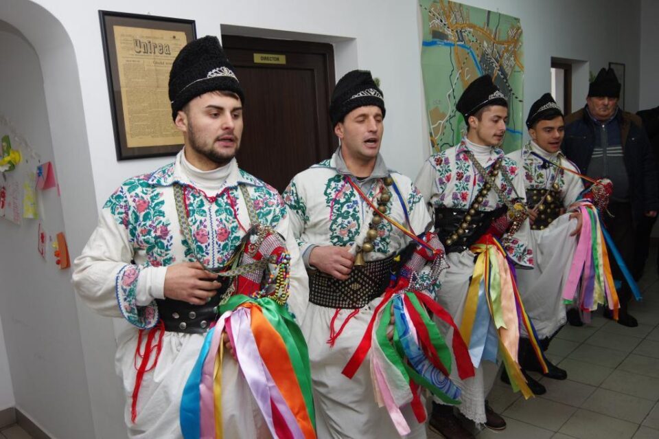 Un grup de datini și obiceiuri din Fântânele a colindat ieri redacția Monitorului de Suceava